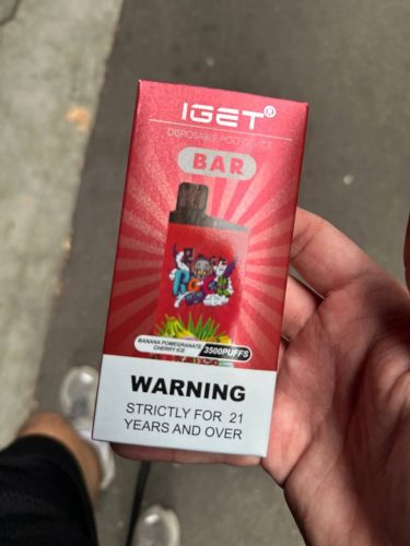 IGET Bar 3500 Puffs Banana Pomegranate Cherry Ice photo review